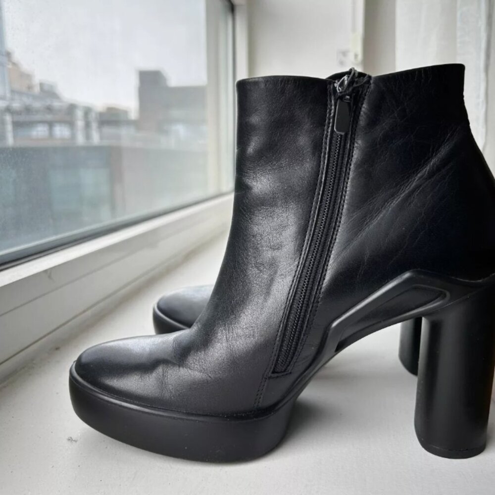 ECCO Shape Sculpted Motion 75 Platform Boot Black 8-8.5 US DD358